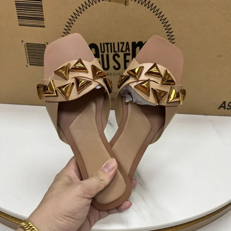 Women Flat Sandals Fashion Rivet Decoration Design 2024 Summer Footwear Light Soft Elegant Low Hees Travel Beach Shoes for Lady