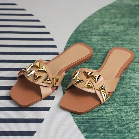 Women Flat Sandals Fashion Rivet Decoration Design 2024 Summer Footwear Light Soft Elegant Low Hees Travel Beach Shoes for Lady